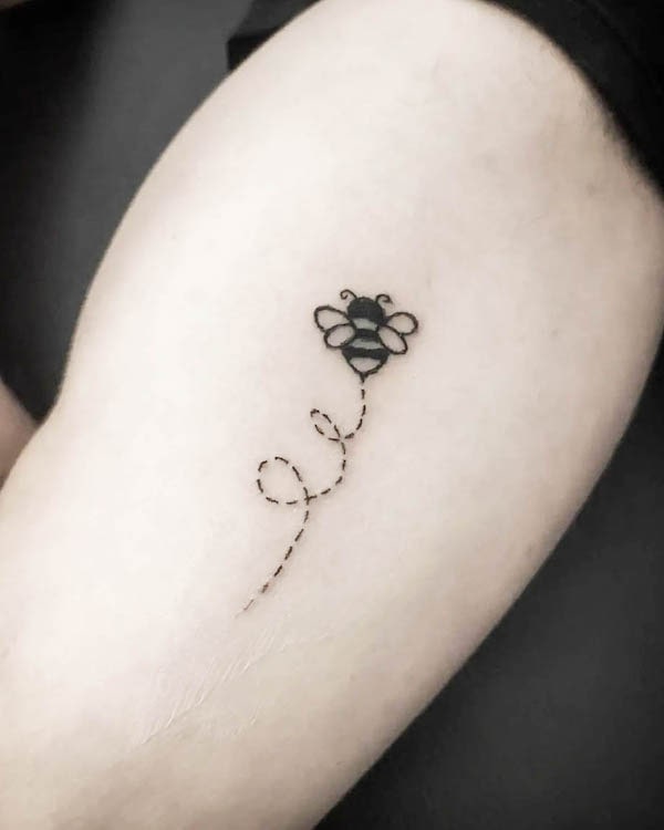 Piccolo tatuaggio ape nera e grigia di @danusha.tattoo