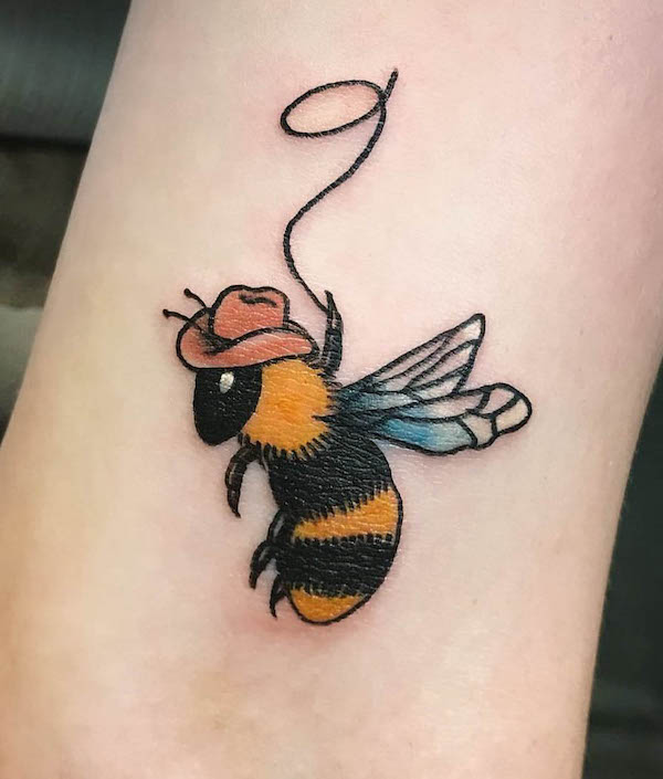 Tatuaggio con ape cowboy di @tattoosbycorinne