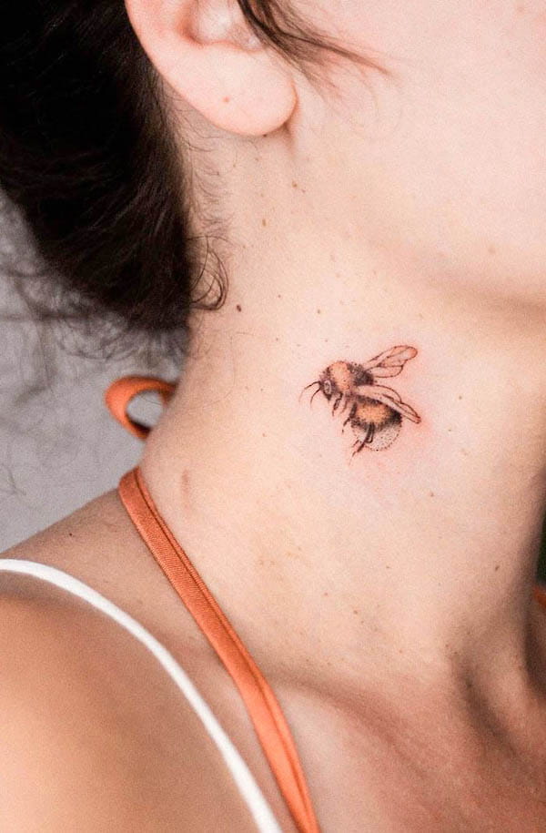 Piccolo tatuaggio ape sul collo da @veroni.ink_