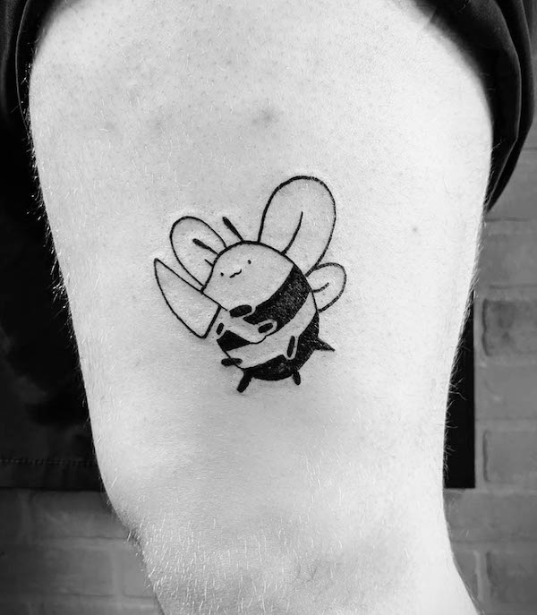 Il tatuaggio dell'ape assassina di @teeny.savvy_