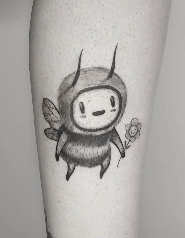 Adorabile tatuaggio di ape di @funky_boy_tattoo