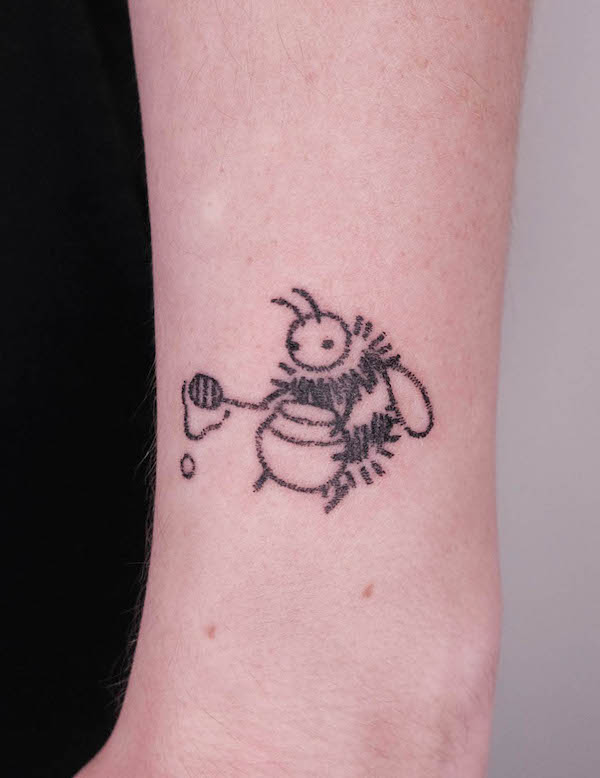 Tatuaggio con ape e vaso di miele di @tinybaki