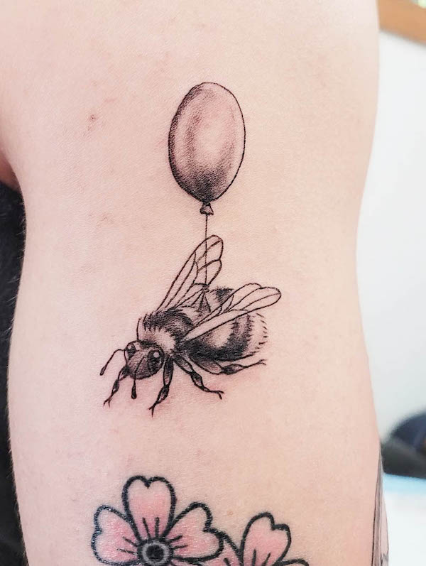Il tatuaggio dell'ape palloncino di @tailoftherattattoo