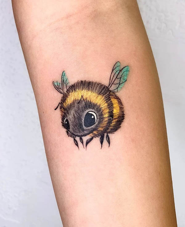 Tatuaggio di ape carina da @monica.tattoos