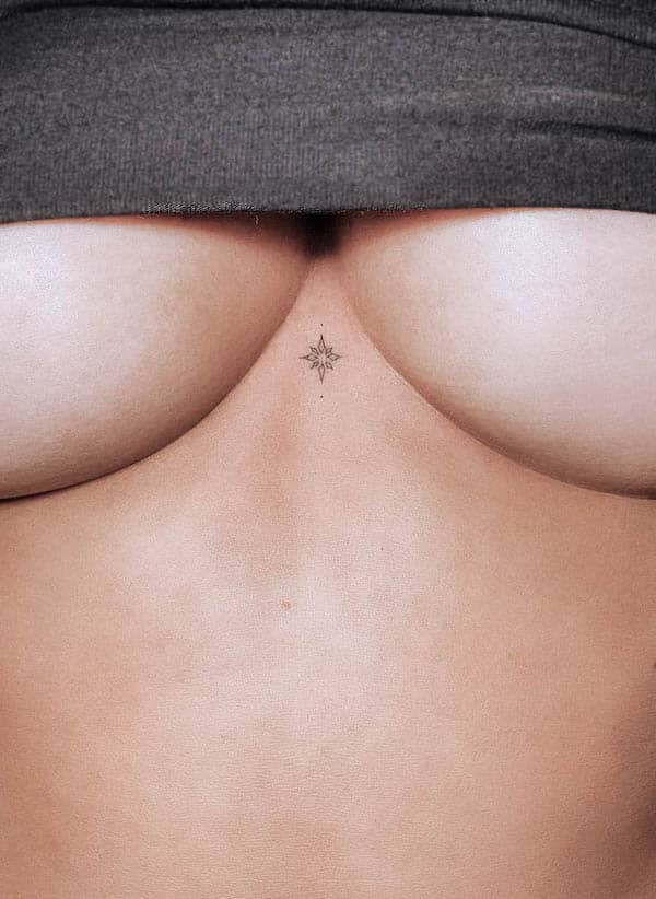 Tatuaggio con simbolo della stella tra le tette di @mayoanj