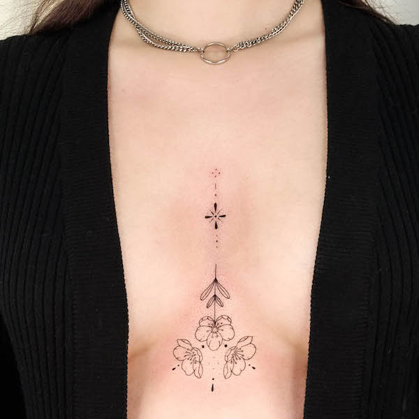 Tatuaggio ornamento floreale tra le tette da @inuk.tattoo