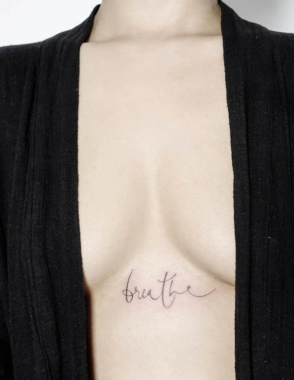 Tatuaggio con una sola parola Breathe di @tattooist_doy
