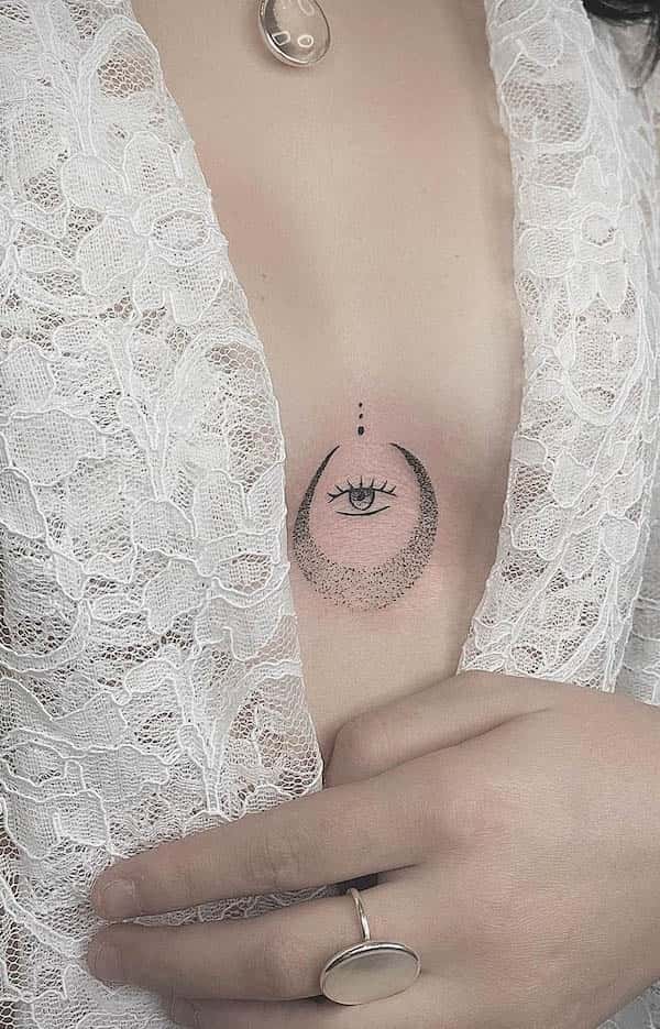 Il tatuaggio dell'occhio e della luna tra le tette di @hellynk