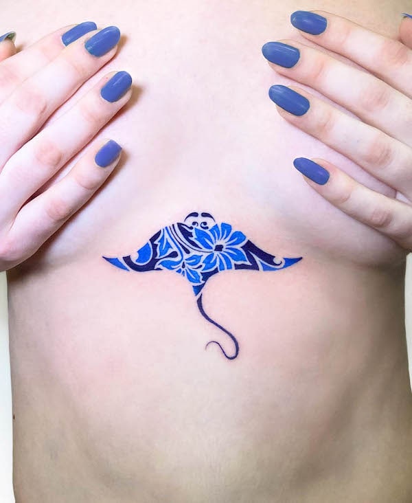 Tatuaggio di un pesce diavolo di porcellana tra le tette di @tatuaggidiporcellana