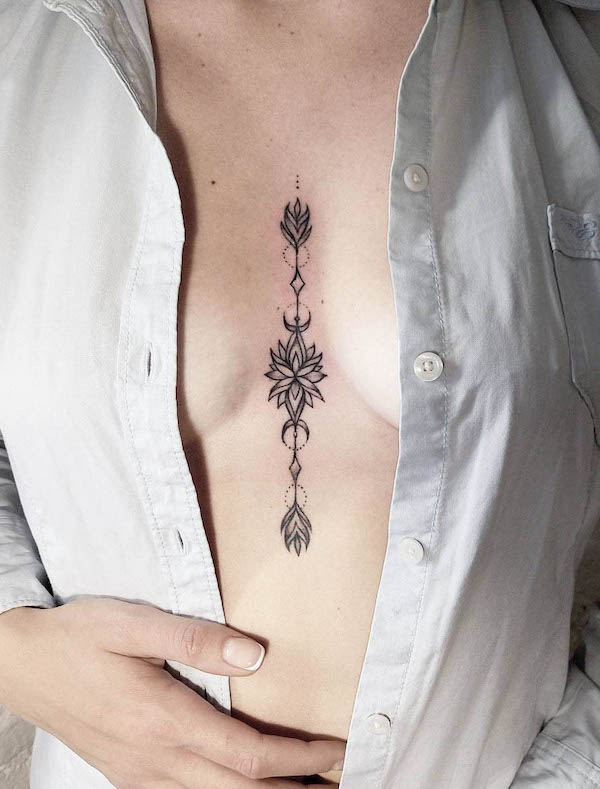 Tatuaggio ornamentale tra le tette di @dasha_sumtattoo
