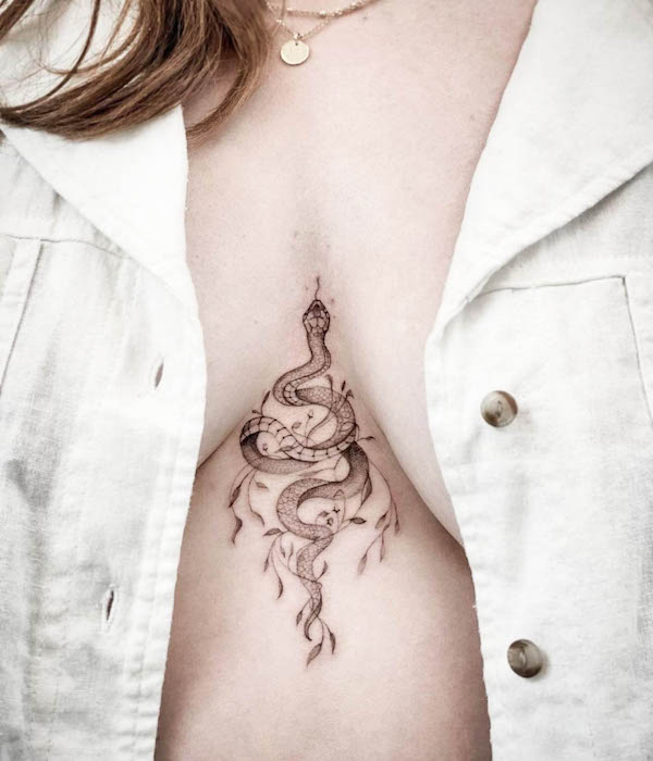 Intricato tatuaggio di serpente tra le tette di @inkedlifemiami