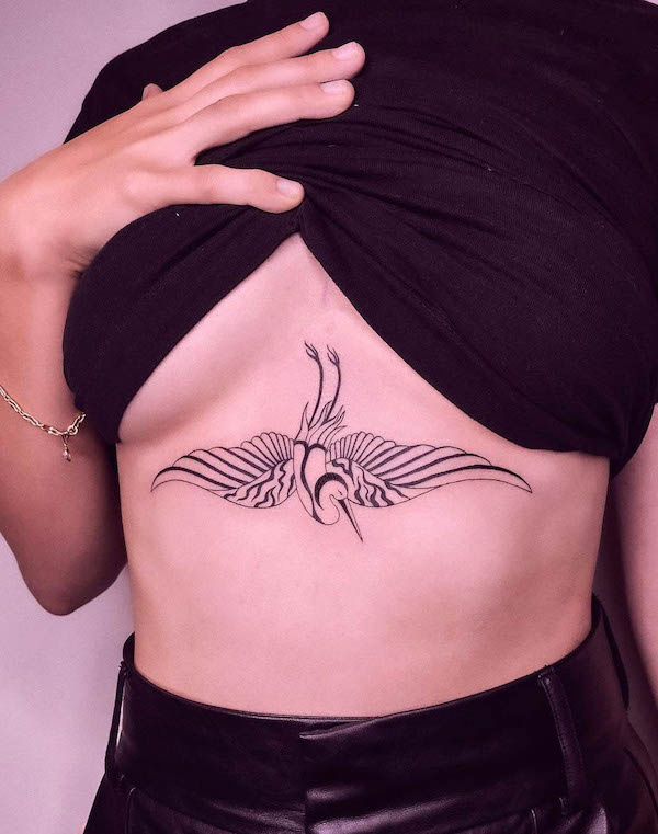 Tatuaggio di uccelli sullo sterno di @saskiapatrice