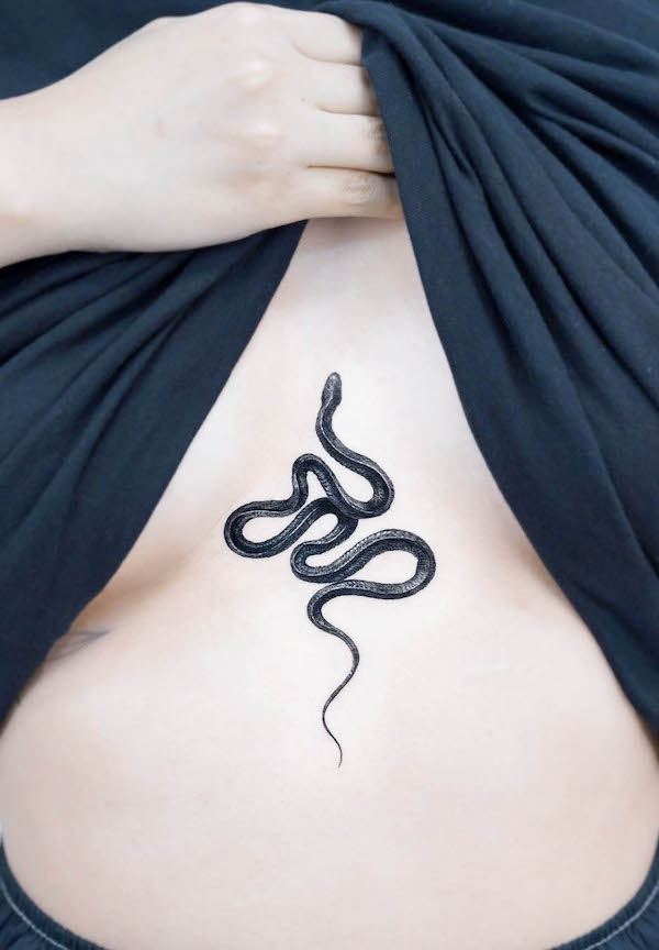 Tatuaggio di un serpente tra le tette da @stuffie.ink_