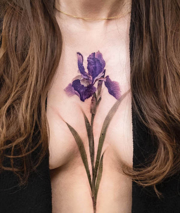 Tatuaggio di copertura con fiore viola di @chenjie.newtattoo