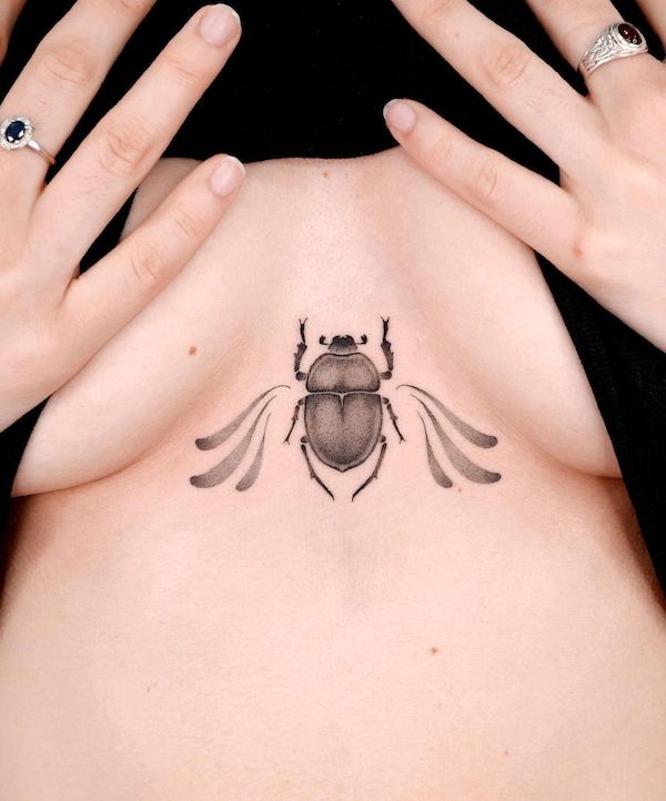 Tatuaggio di scarabeo tra le tette di @choiyun_tattoo