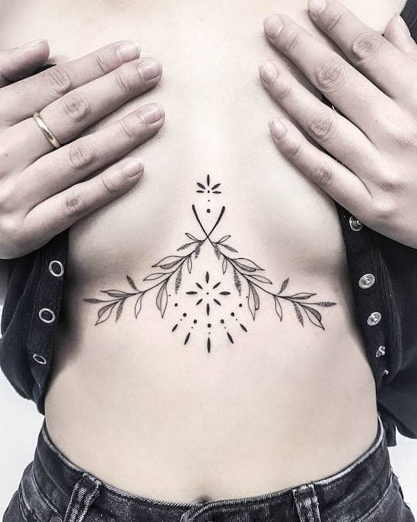 Tatuaggio ornamentale tra le tette da @ali.bloom_.tattoo
