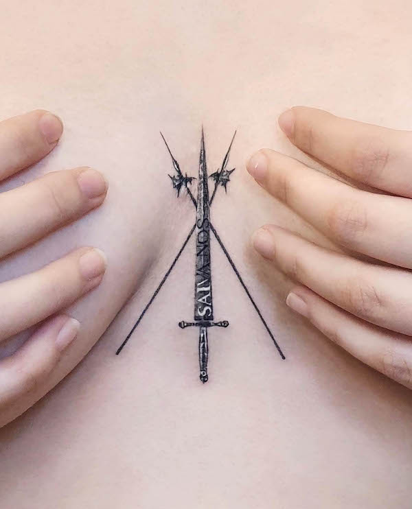 Il tatuaggio The Three of Sword tra le tette di @stuffie.ink_