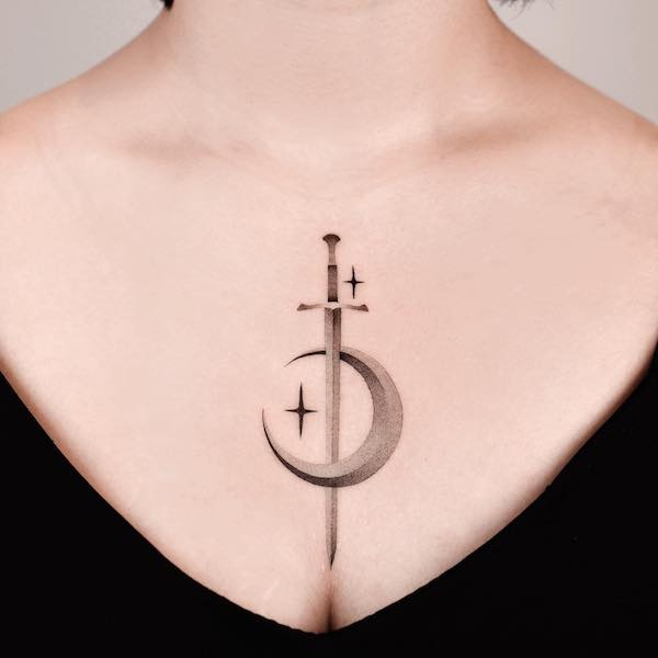 Tatuaggio con spada e luna sul petto di @choiyun_tattoo
