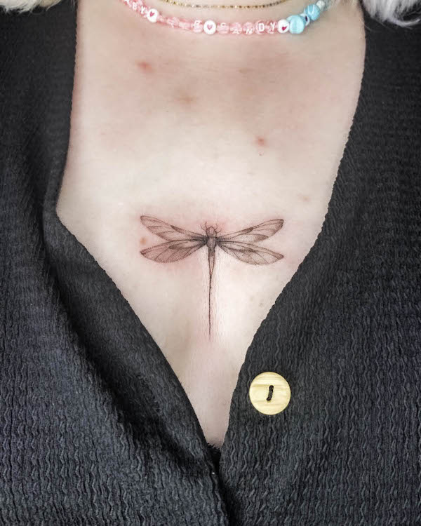 Libellula tatuaggio tra le tette da @colette.ink_