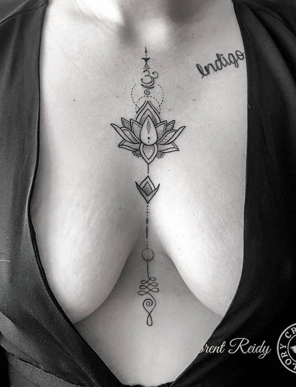 Tatuaggio con simbolo del loto sullo sterno di @crownandglorytattoo