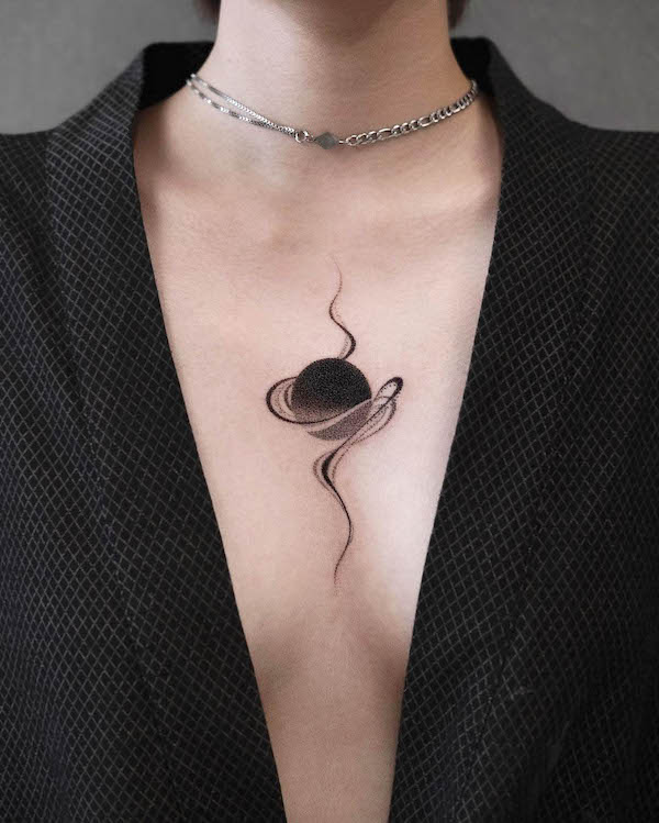 Tatuaggio del pianeta tra le tette da @newtattoo_gogo