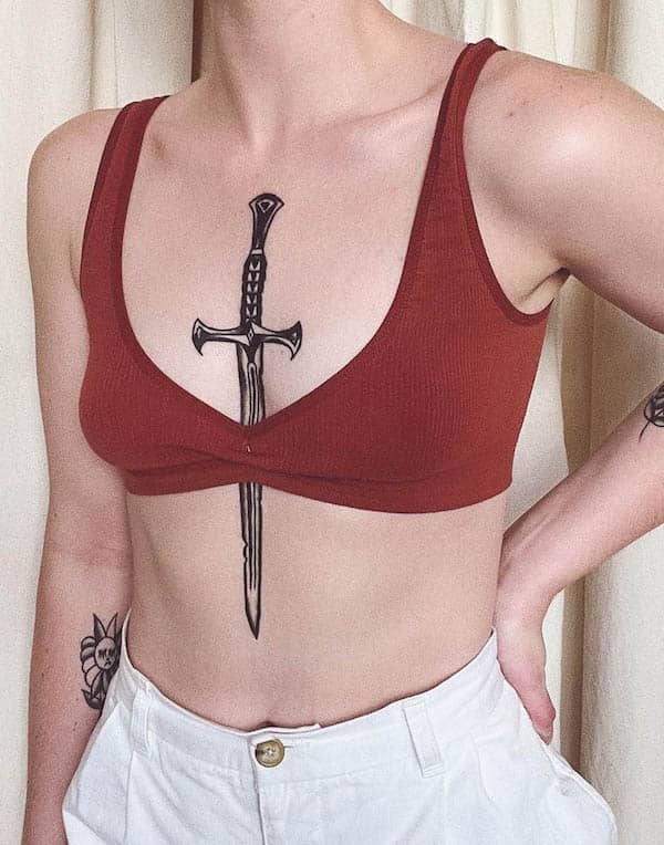 Tatuaggio della parte superiore del corpo con spada di @thrifty.jules