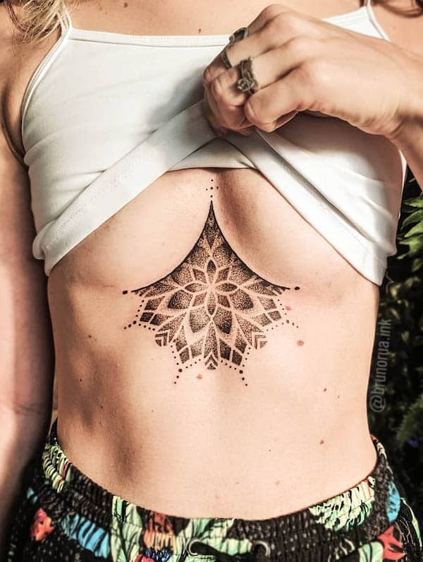 Mandala floreale tatuato tra le tette da @brunorua.ink_