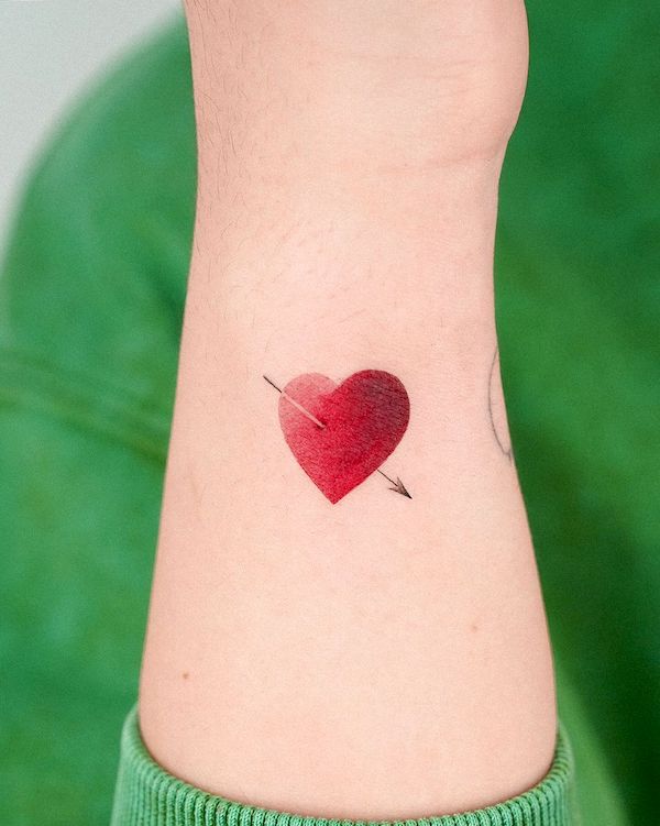 Tatuaggio a cuore rosso di @choiyun_tattoo