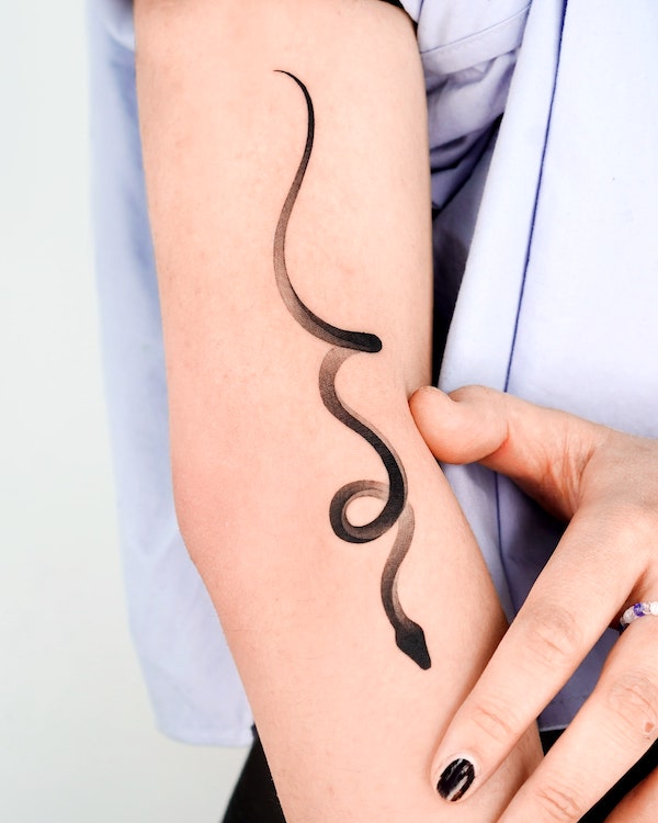 Tatuaggio del braccio di serpente di @choiyun_tattoo