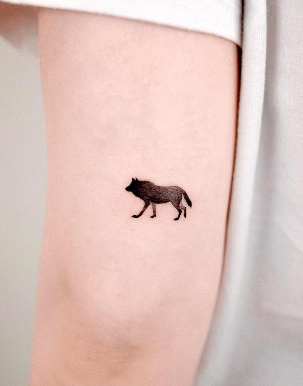 Tatuaggio di lupo di @choiyun_tattoo