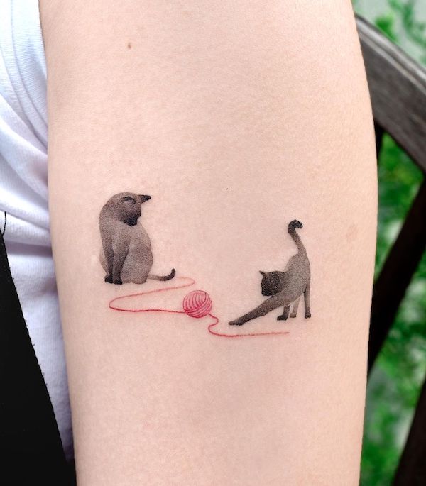 Tatuaggio di un gatto carino di @choiyun_tattoo