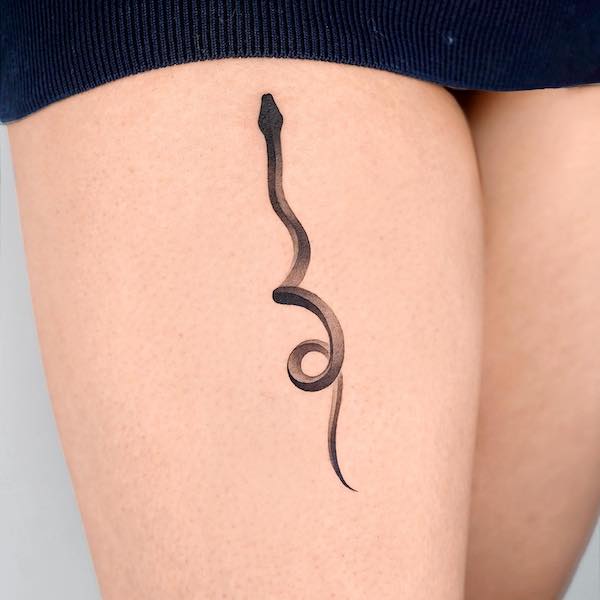 Tatuaggio di serpente sulla coscia di @choiyun_tattoo