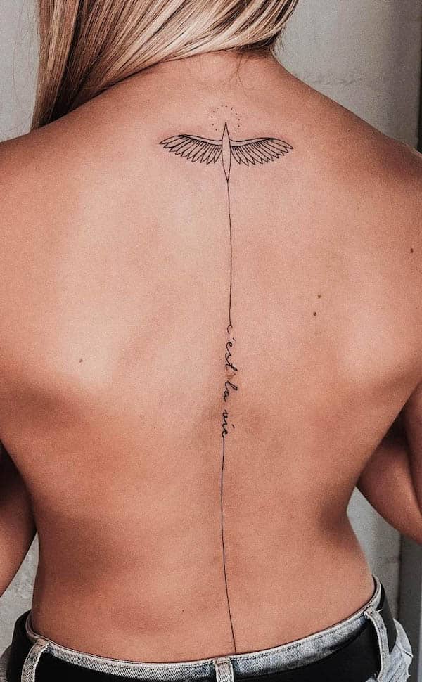 Tatuaggio con uccelli e citazioni sulla colonna vertebrale di @jmunztattoos