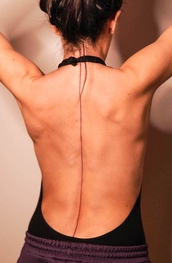 Tatuaggio della colonna vertebrale a linea singola di @tuzee_tattoo