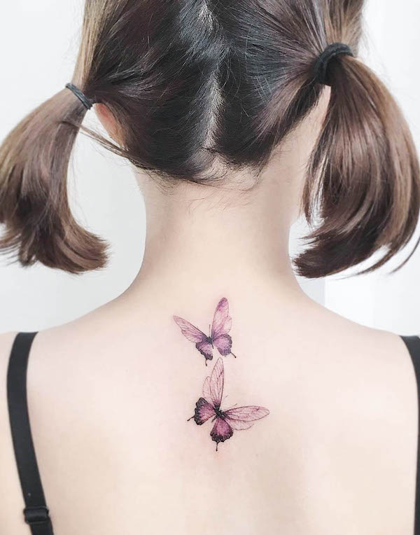 Tatuaggio di piccole farfalle per donne di @tattooist_flower
