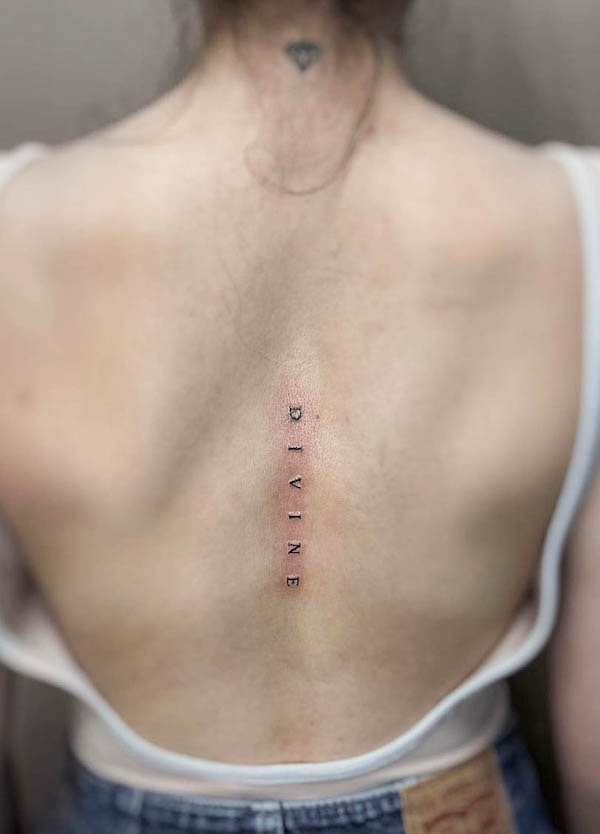 Tatuaggio di una sola parola Divine per donne di @555jennariel