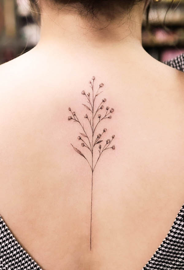 Tatuaggio semplice di fiori e foglie sulla colonna vertebrale di @tattooist_gaon