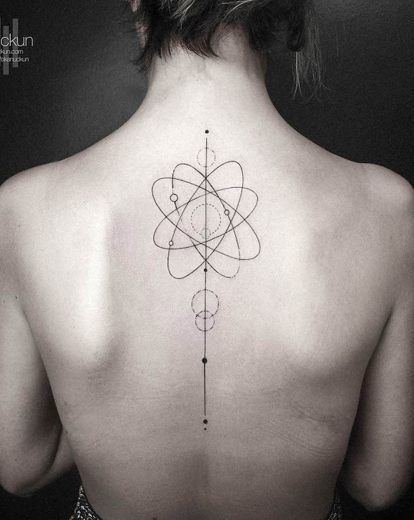 Il pianeta e l'orbita tatuati da @okanuckun