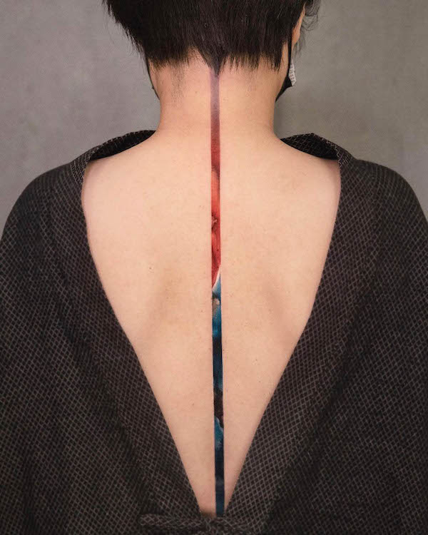 Tatuaggio della colonna vertebrale a strisce arcobaleno di @newtattoo_demi