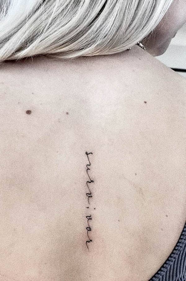 Tatuaggio con una sola parola Survivor di @simikosart