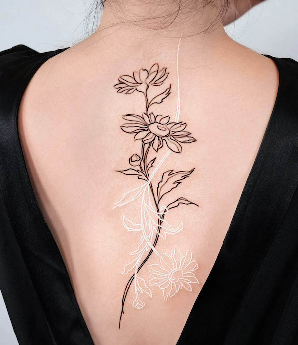 Tatuaggio di fiori in bianco e nero di @pauline.son
