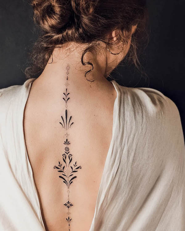 Elegante tatuaggio ornamentale della colonna vertebrale da @bibi.lea_.tattoo