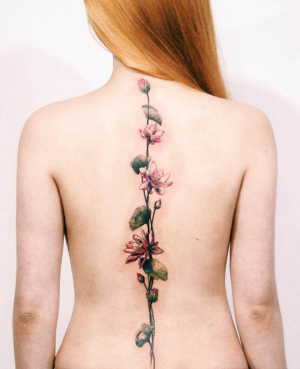 Tatuaggio della colonna vertebrale con fiore di loto per donne di @tattooist_doy