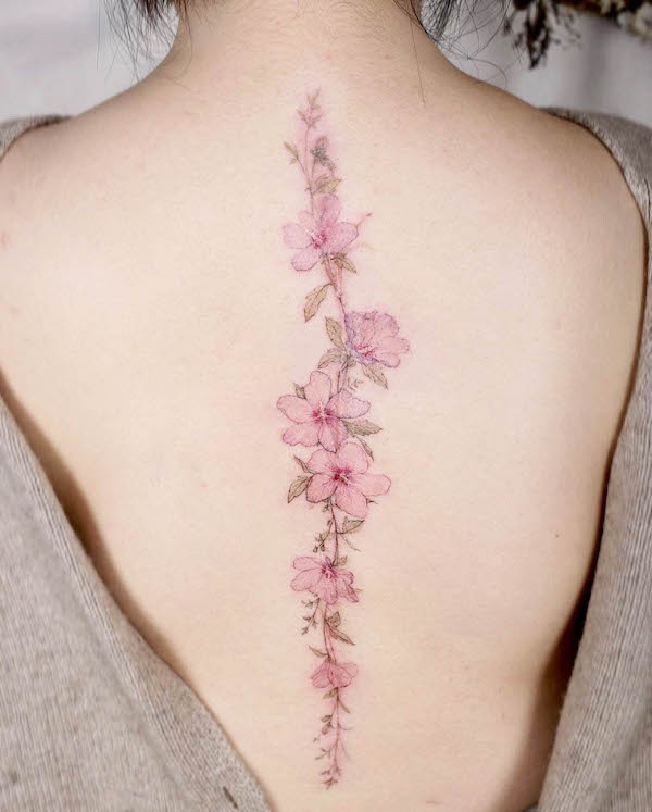 Tatuaggio della colonna vertebrale con fiori di ciliegio di @tattooist_flower