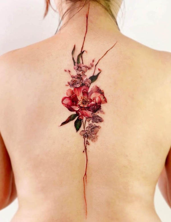 Tatuaggio della colonna vertebrale con fiori in fiore di @chou_ta_1