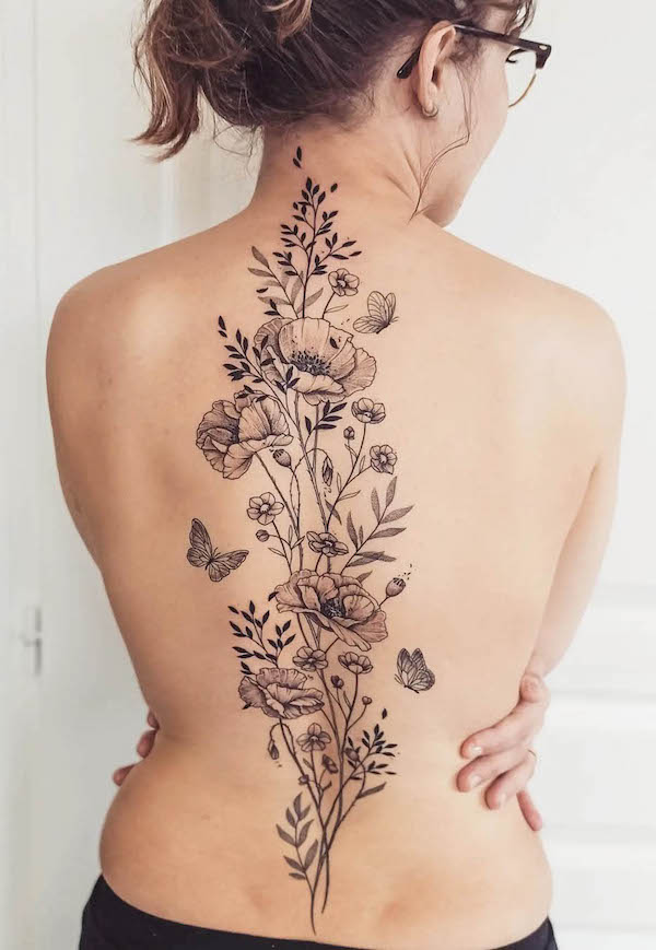 Tatuaggio a fiore sulla schiena di @nell.tatouage