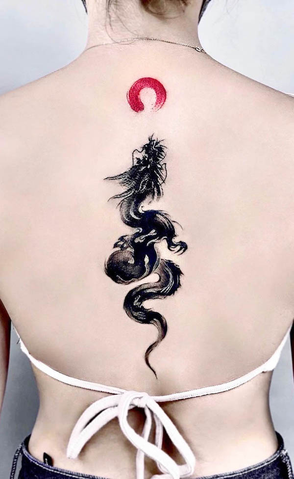 Tatuaggio Drago e sole con spina dorsale di @jing.tattoo