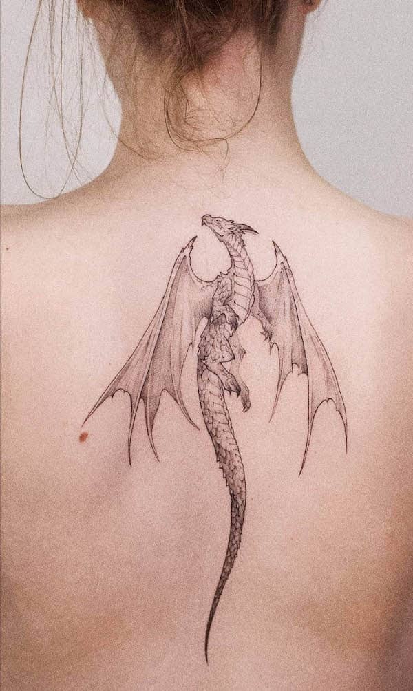 Intricato tatuaggio della spina dorsale del drago per le donne di @cami__ink