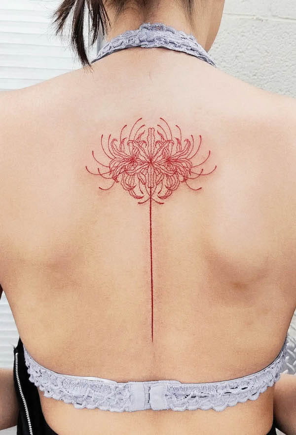 Tatuaggio della colonna vertebrale con ragno rosso di @janetchunky