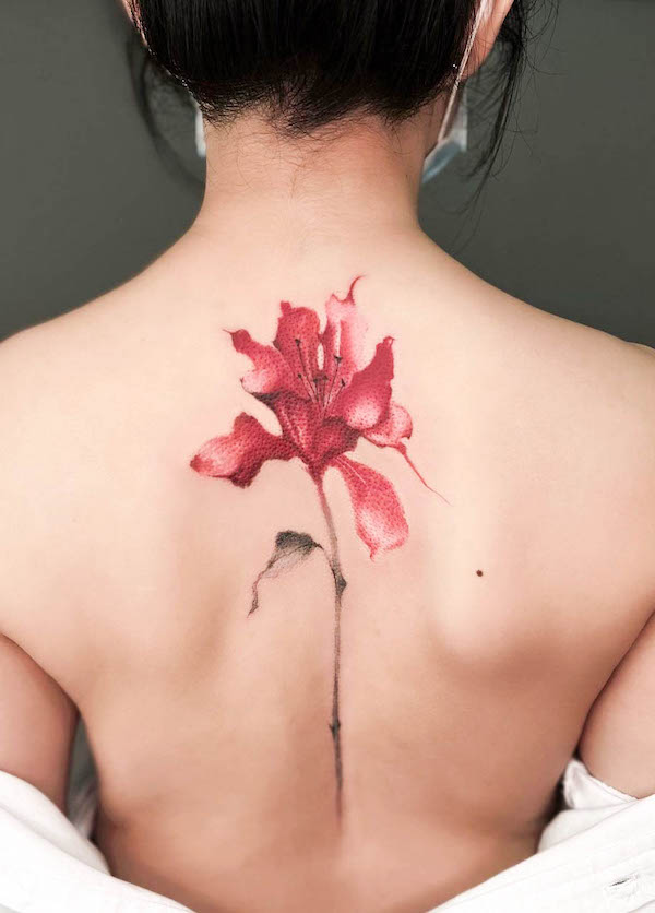 Tatuaggio della colonna vertebrale con fiore di giglio per le donne di @winnie__waiyin